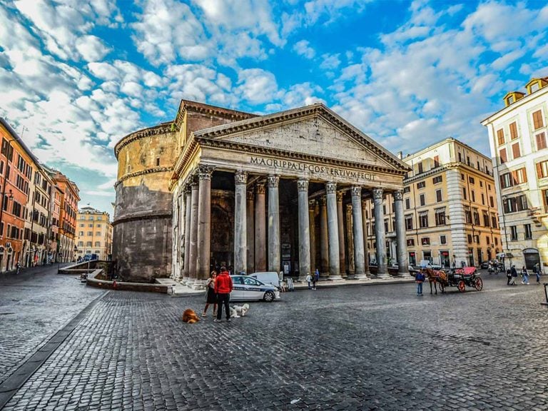 Guided tour of the pantheon on our walking tour of Rome.