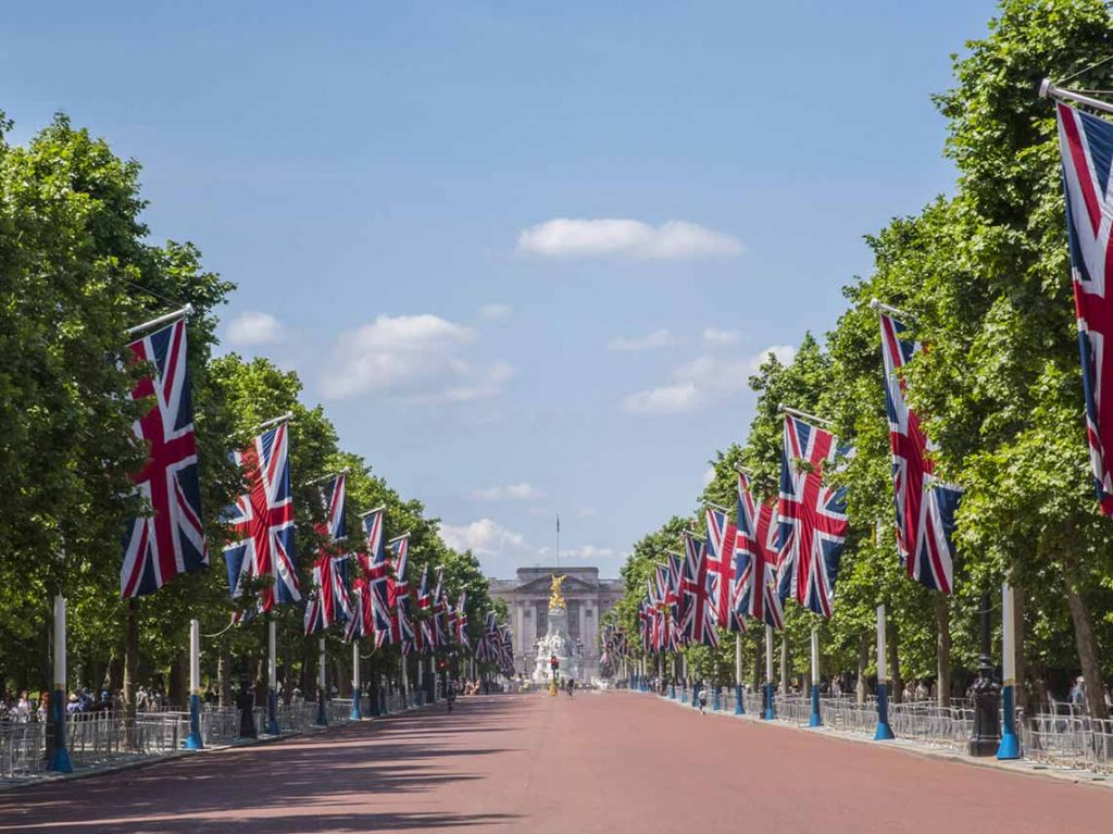 A walking tour of london including buckingham palace and changing of the guard.