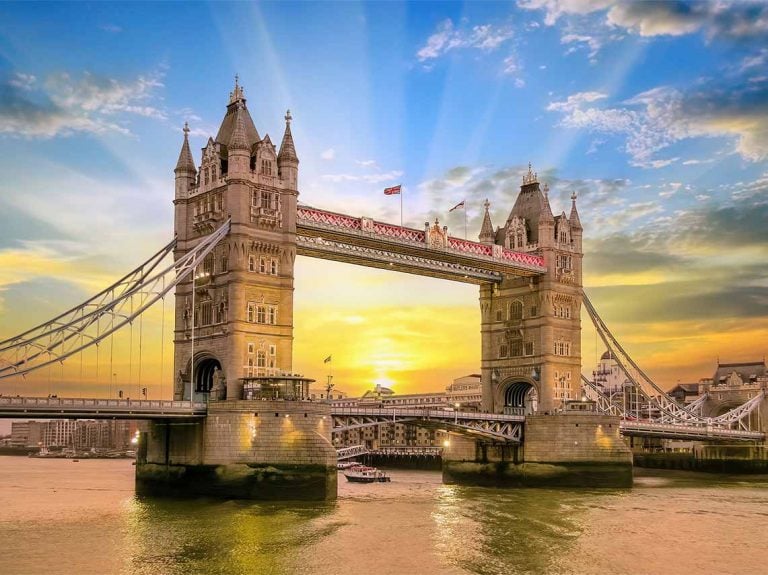 Tower bridge in the morning tour.