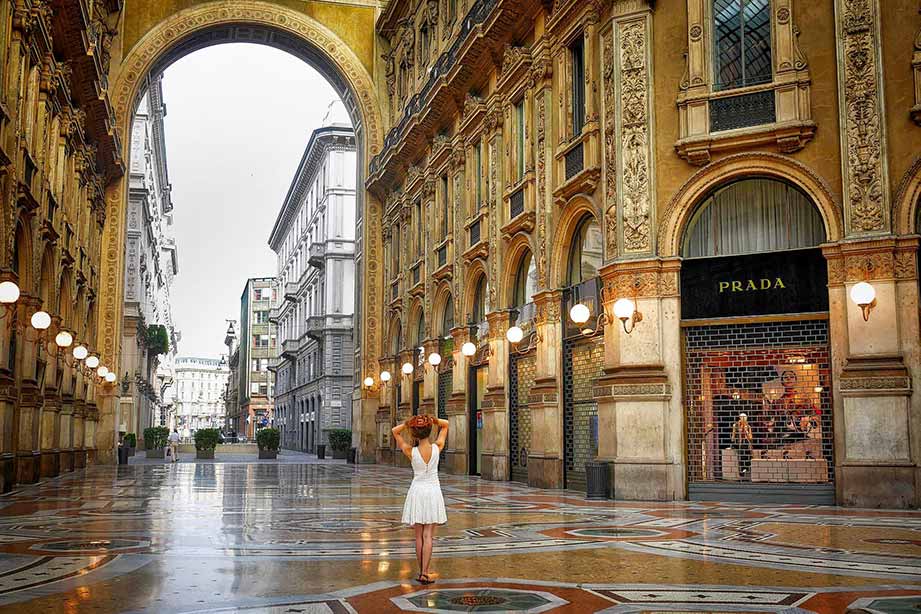 guests enjoying a Milan Shopping Tour.