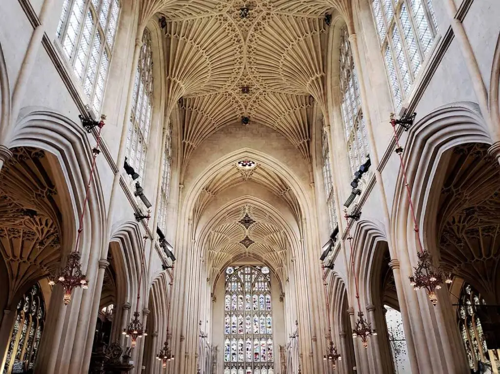 Interior view of Bath Abbey showing detailed Gothic architecture, fan vaulting, and stained glass windows in England, ideal for Luxe Tours visitors.
