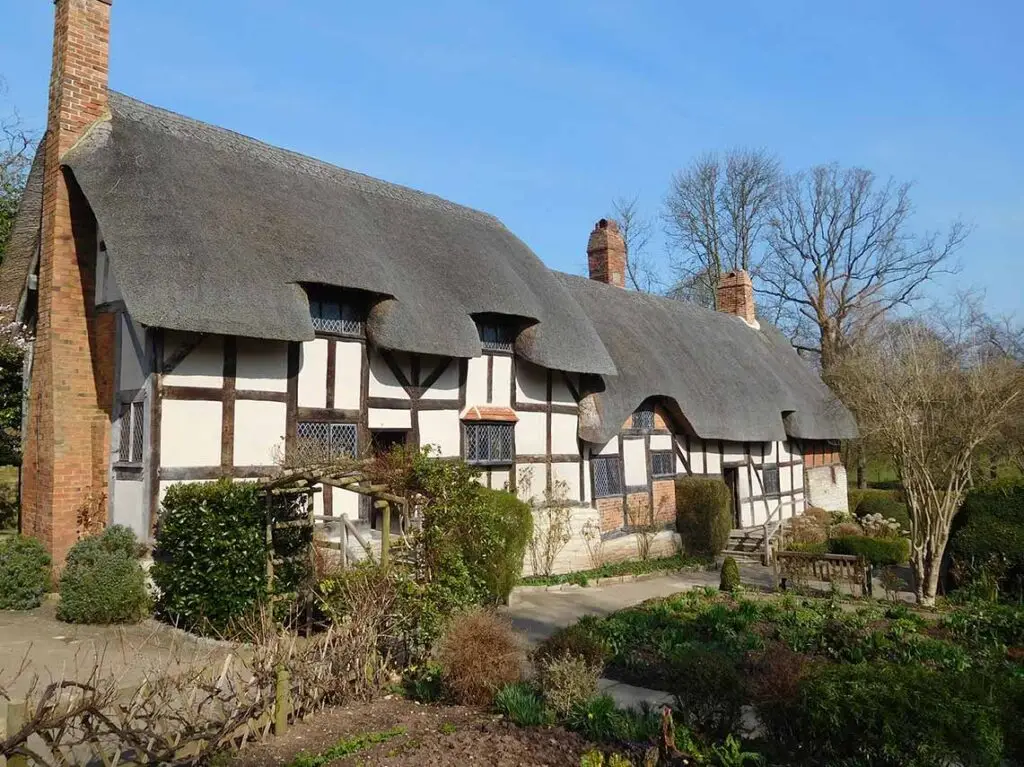Thatched roof cottage and garden at Shakespeare's birthplace in Stratford-upon-Avon, a popular historical tourism site in England.